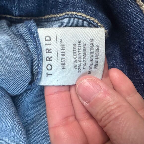 Torrid Denim 2X Cropped Jean Jacket Blue Stretch Button Front Plus Fall - Picture 4 of 5